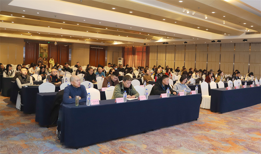 11杨老师p看手机的.jpg